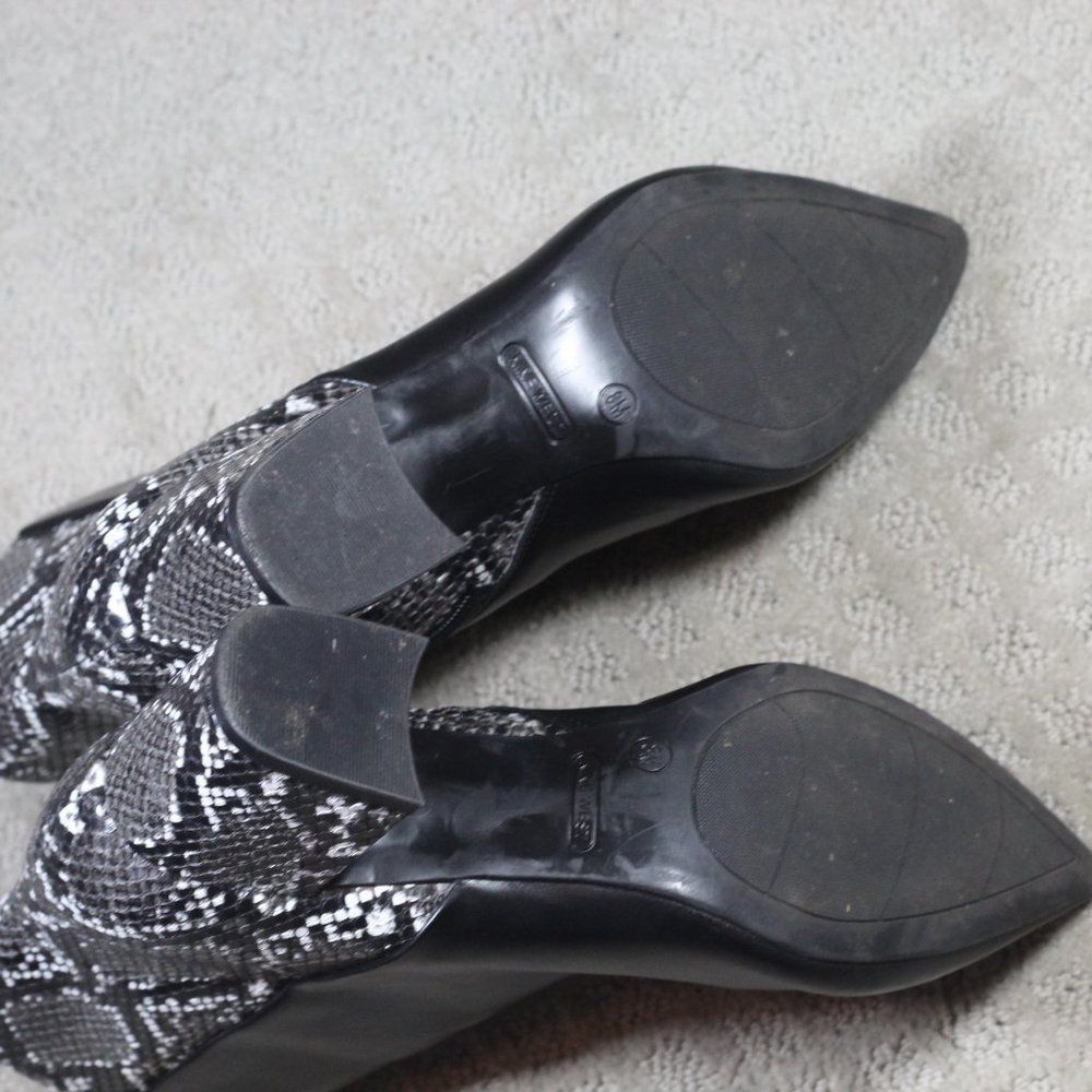 Nine West Size 8M Black and White Snakeskin Printed 2.5" Block Heels - Picture 6 of 7